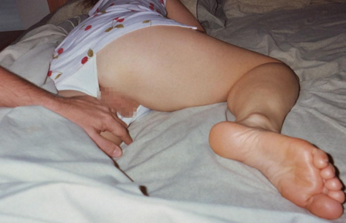 【夜這いエロ画像】深夜に隙あり！眠る女の子のパジャマ捲って性器激写ｗｗｗ