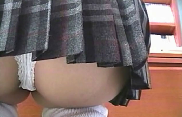【三次エロ動画】ミニから見え過ぎな制服娘のTバック履いたデカ尻を追跡！