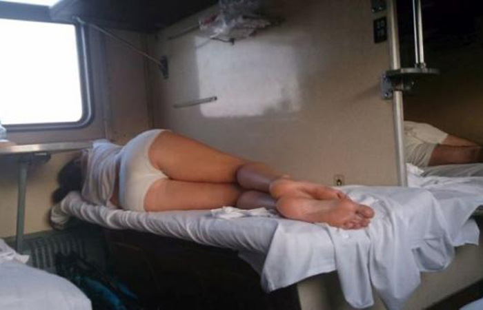 【寝姿エロ画像】海外の寝台列車で見た！無防備な格好で眠るお姉様たちｗｗｗ