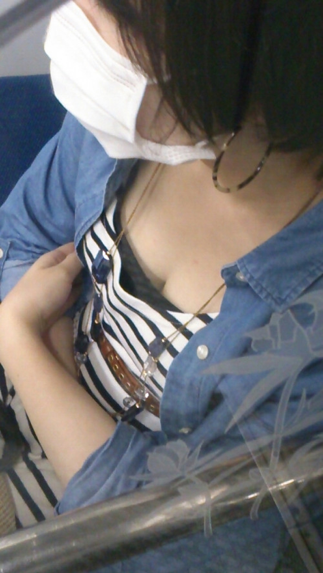 【胸チラエロ画像】立ちっ放しも苦じゃない！電車で見つけた際どい胸元ｗｗｗ 05