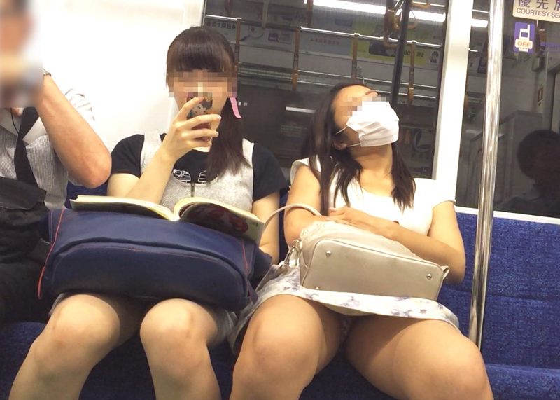 【パンチラエロ画像】満員時は人の隙間を縫ってｗ電車内対面パンチラｗｗｗ 15