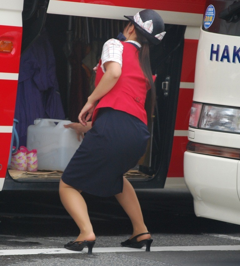【働く女エロ画像】毎日歩いて案内するからムチムチなバスガイドのタイト尻ｗｗｗ 05