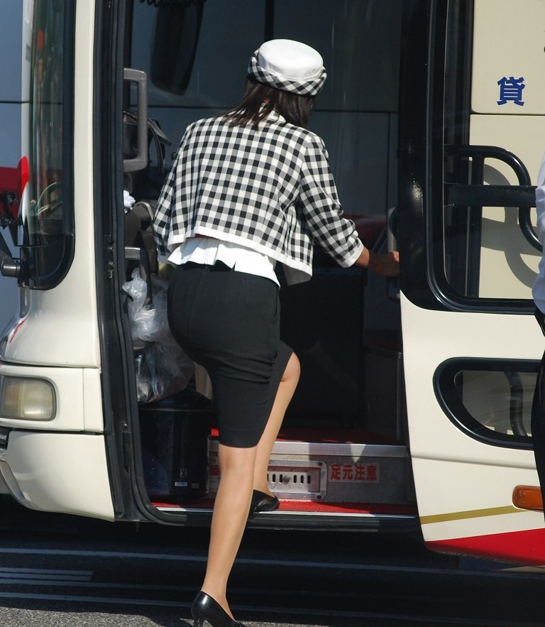 【働く女エロ画像】毎日歩いて案内するからムチムチなバスガイドのタイト尻ｗｗｗ 10
