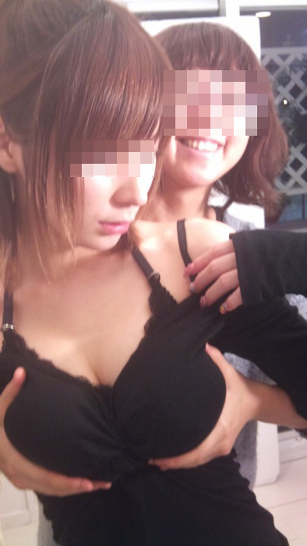 【悪ノリエロ画像】人の乳が気になる女子たちが友達相手にセクハラ三昧ｗｗｗ 11