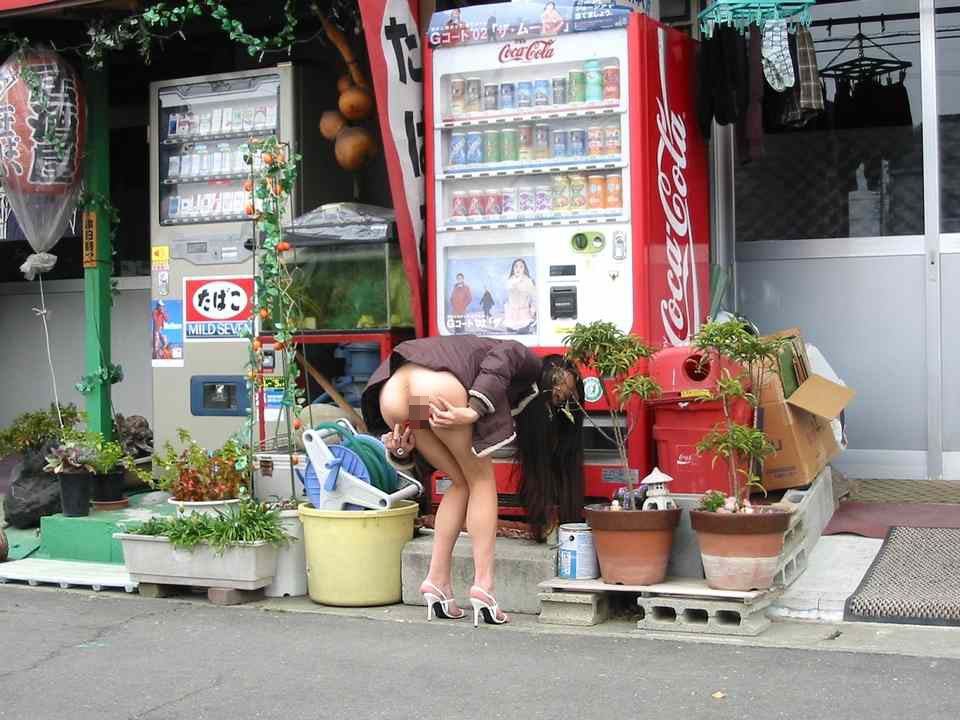 【露出エロ画像】暖かい飲み物買わせてあげようｗ露出状態で自販機パシリｗｗｗ 12