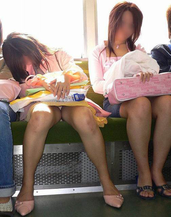 【パンチラエロ画像】寝てたら見放題！電車内対面座席の丸見えパンツｗｗｗ 12