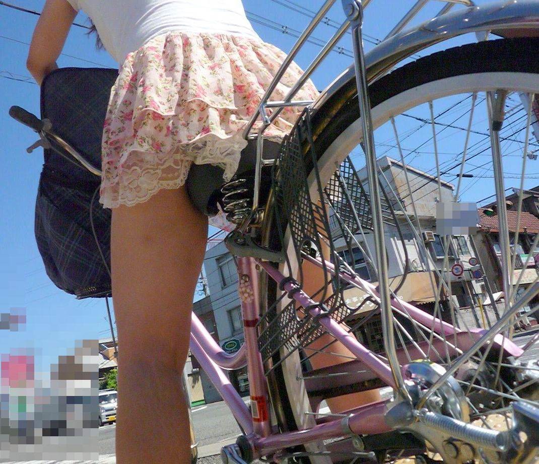 【自転車エロ画像】イイ脚ならば乗るべきｗチャリ乗り女たちの太もも鑑賞ｗｗｗ 11