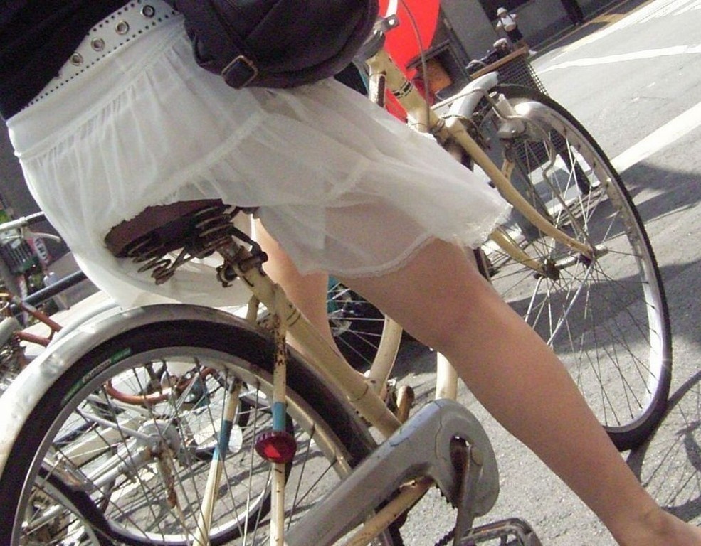【自転車エロ画像】イイ脚ならば乗るべきｗチャリ乗り女たちの太もも鑑賞ｗｗｗ 13