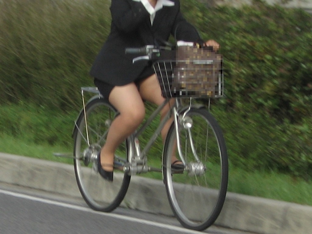 【自転車エロ画像】イイ脚ならば乗るべきｗチャリ乗り女たちの太もも鑑賞ｗｗｗ 14