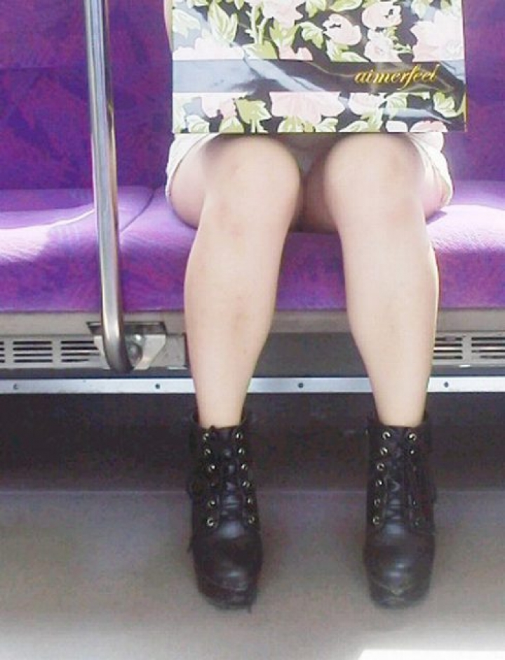 【パンチラエロ画像】対面さえ座れれば…膝のバッグも無ければ絶景の電車パンチラｗｗｗ 07