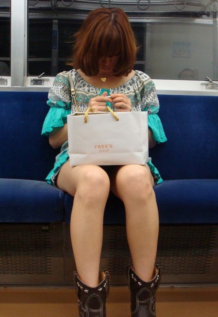 【パンチラエロ画像】対面さえ座れれば…膝のバッグも無ければ絶景の電車パンチラｗｗｗ 09