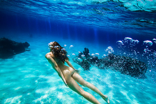 【水中エロ画像】神秘的な場所にエロを持ち込むｗ全裸美女たちの素潜りｗｗｗ 08