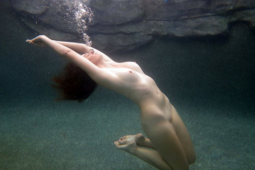 【水中エロ画像】神秘的な場所にエロを持ち込むｗ全裸美女たちの素潜りｗｗｗ 10