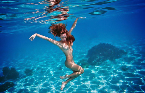 【水中エロ画像】神秘的な場所にエロを持ち込むｗ全裸美女たちの素潜りｗｗｗ 11