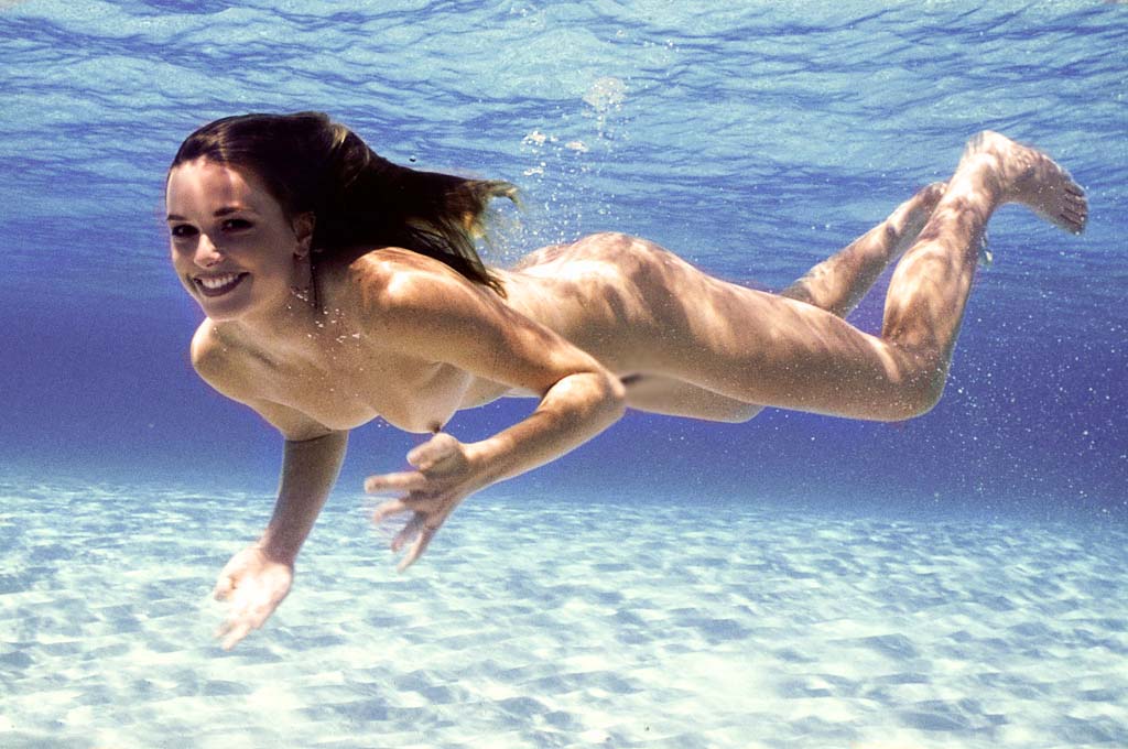 【水中エロ画像】神秘的な場所にエロを持ち込むｗ全裸美女たちの素潜りｗｗｗ 15