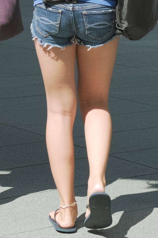【美脚エロ画像】履く人は皆健康的ｗ街角ショーパン女子たちのそそる生美脚ｗｗｗ 03