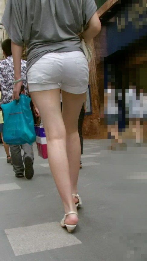 【美脚エロ画像】履く人は皆健康的ｗ街角ショーパン女子たちのそそる生美脚ｗｗｗ 07