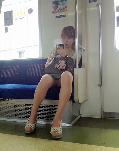 【パンチラエロ画像】電車通勤でも発見率はレアな対面座席のパンチラｗｗｗ 04