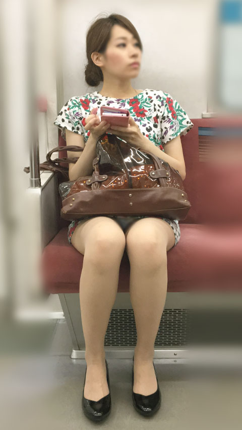 【パンチラエロ画像】電車通勤でも発見率はレアな対面座席のパンチラｗｗｗ 10