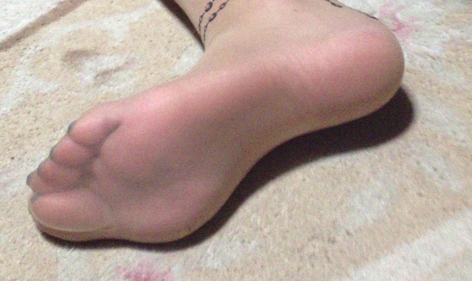 【足裏エロ画像】初心者は洗ってからどうぞｗ舐めるのもアリな女子の綺麗な足裏ｗｗｗ 08