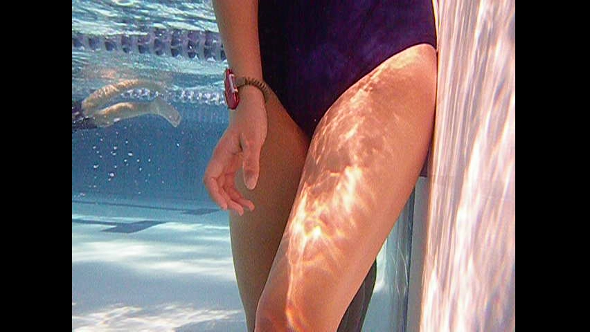 【水着エロ画像】プールの水中から泳ぐ競泳水着女子の下半身を静かに覗くｗｗｗ 02