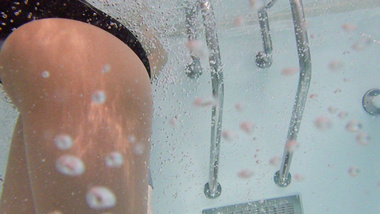 【水着エロ画像】プールの水中から泳ぐ競泳水着女子の下半身を静かに覗くｗｗｗ 06