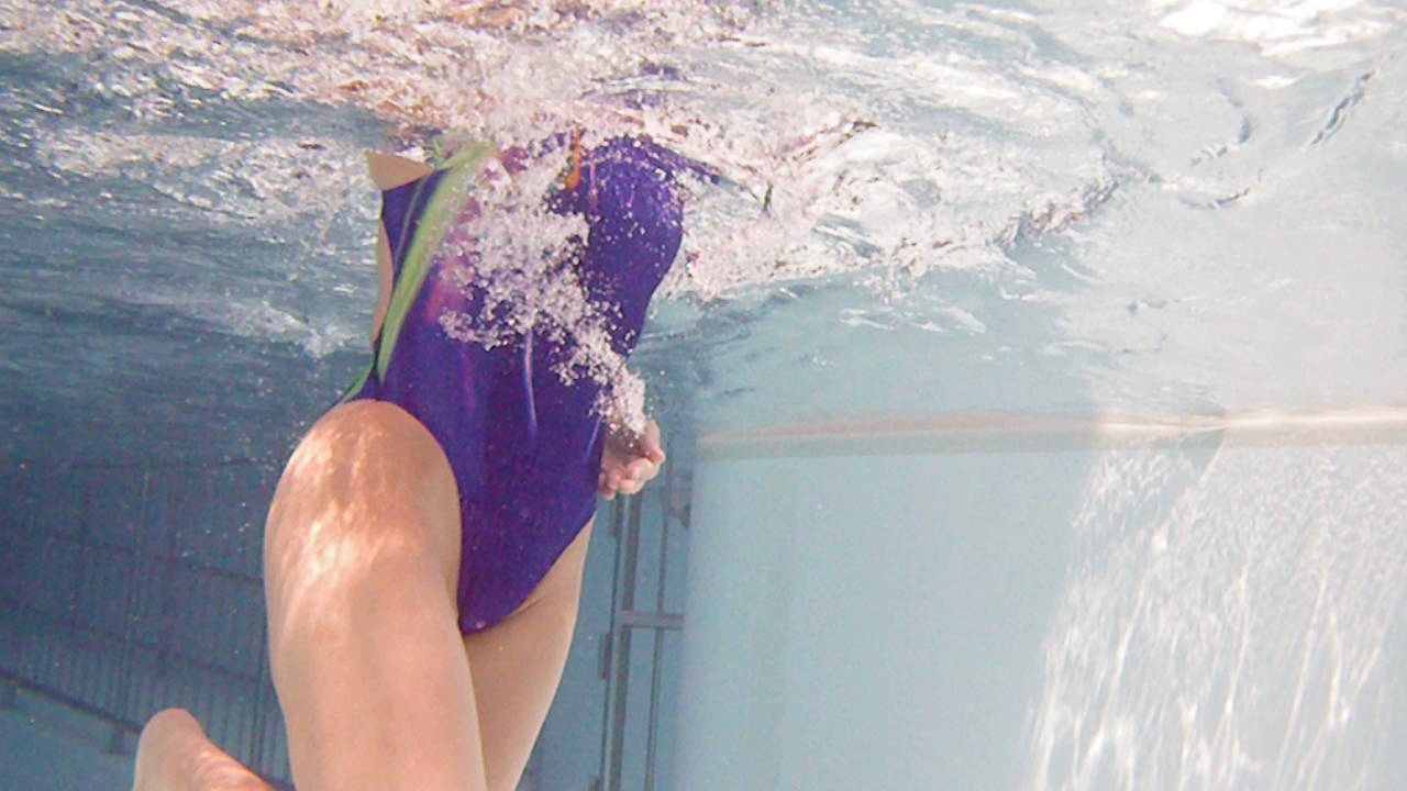 【水着エロ画像】プールの水中から泳ぐ競泳水着女子の下半身を静かに覗くｗｗｗ 07