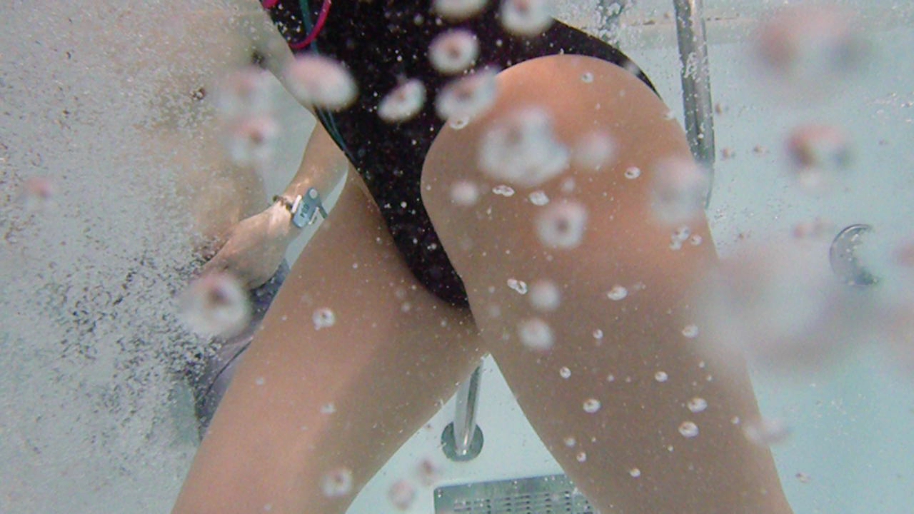 【水着エロ画像】プールの水中から泳ぐ競泳水着女子の下半身を静かに覗くｗｗｗ 08