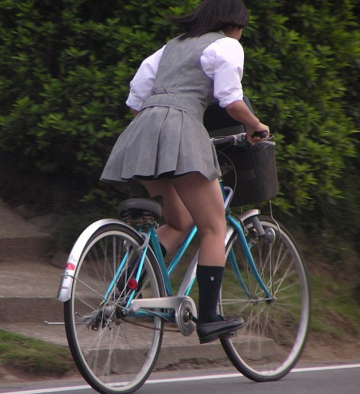 【美脚エロ画像】漕いでいる時のムッチリ太ももがそそる自転車女子たちｗｗｗ 11