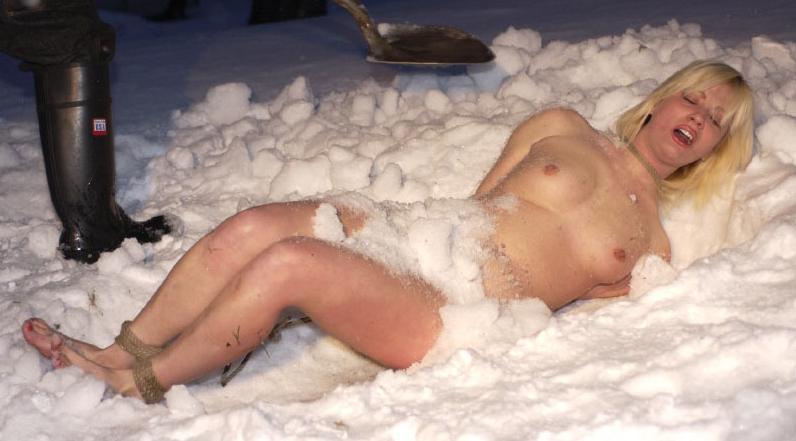 【露出エロ画像】コレで涼しい気分を味わって下さい！季節外れな雪景色での露出ｗｗｗ 13