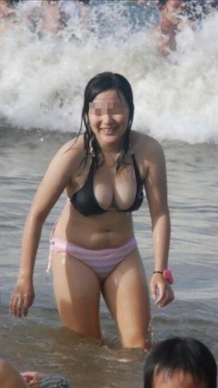 【水着エロ画像】大小関係なく気になるビーチのビキニギャル達の胸部ｗｗｗ 11