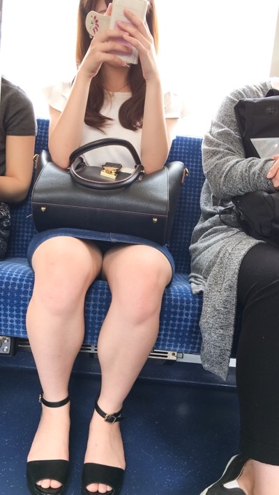【パンチラエロ画像】乗りながら現れるのを待つしかないか…電車内の対面パンチラ女ｗｗｗ 01
