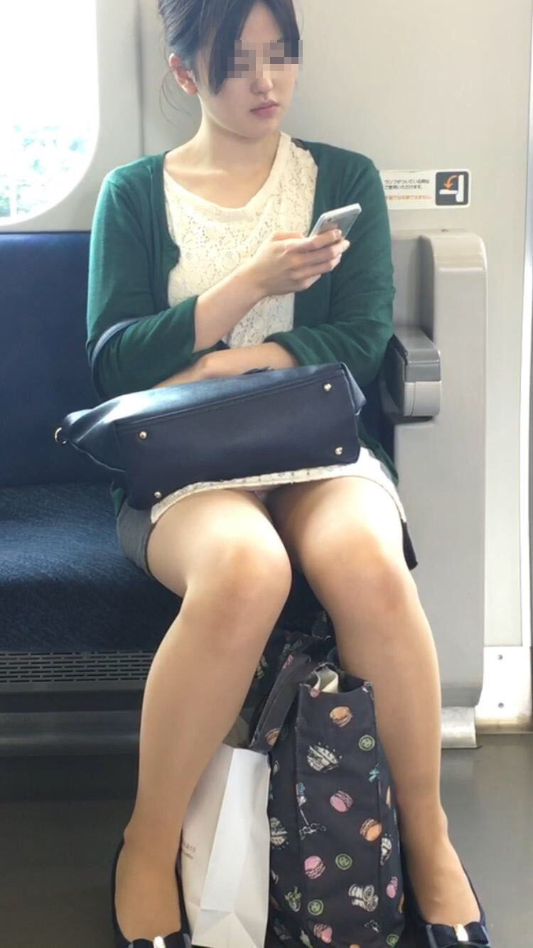 【パンチラエロ画像】乗りながら現れるのを待つしかないか…電車内の対面パンチラ女ｗｗｗ 03