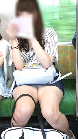 【パンチラエロ画像】乗りながら現れるのを待つしかないか…電車内の対面パンチラ女ｗｗｗ 08