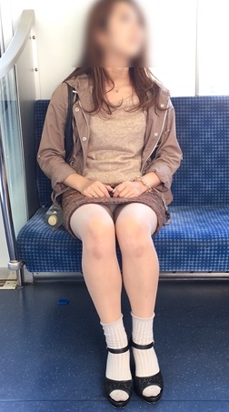 【パンチラエロ画像】乗りながら現れるのを待つしかないか…電車内の対面パンチラ女ｗｗｗ 09