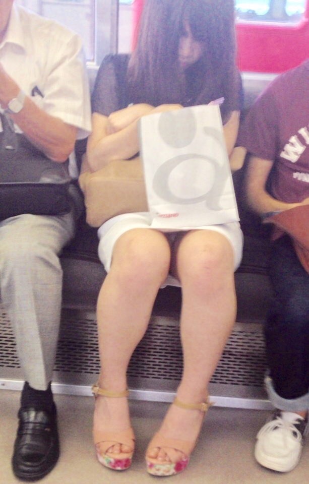 【パンチラエロ画像】乗りながら現れるのを待つしかないか…電車内の対面パンチラ女ｗｗｗ 13