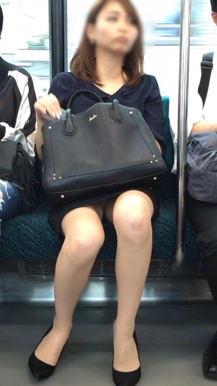 【パンチラエロ画像】乗りながら現れるのを待つしかないか…電車内の対面パンチラ女ｗｗｗ 14