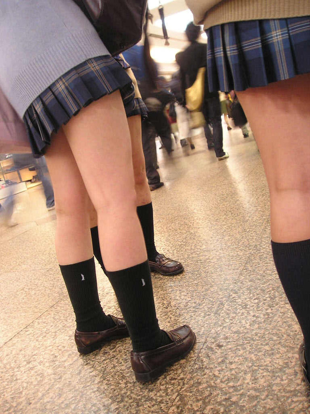 【街撮りJKエロ画像】登下校中の太ももが細く美脚の制服女子校生をガン見せずにはいられないｗｗｗ