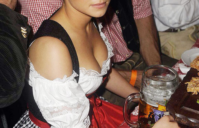 【着胸エロ画像】ドイツ美女のディアンドルの胸元から今にも零れ落ちそうな生乳ｗｗｗ 001