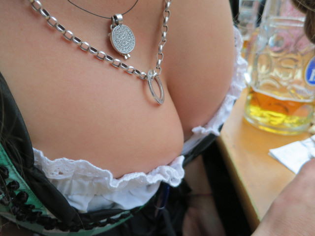 【着胸エロ画像】ドイツ美女のディアンドルの胸元から今にも零れ落ちそうな生乳ｗｗｗ 02