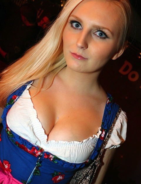 【着胸エロ画像】ドイツ美女のディアンドルの胸元から今にも零れ落ちそうな生乳ｗｗｗ 03