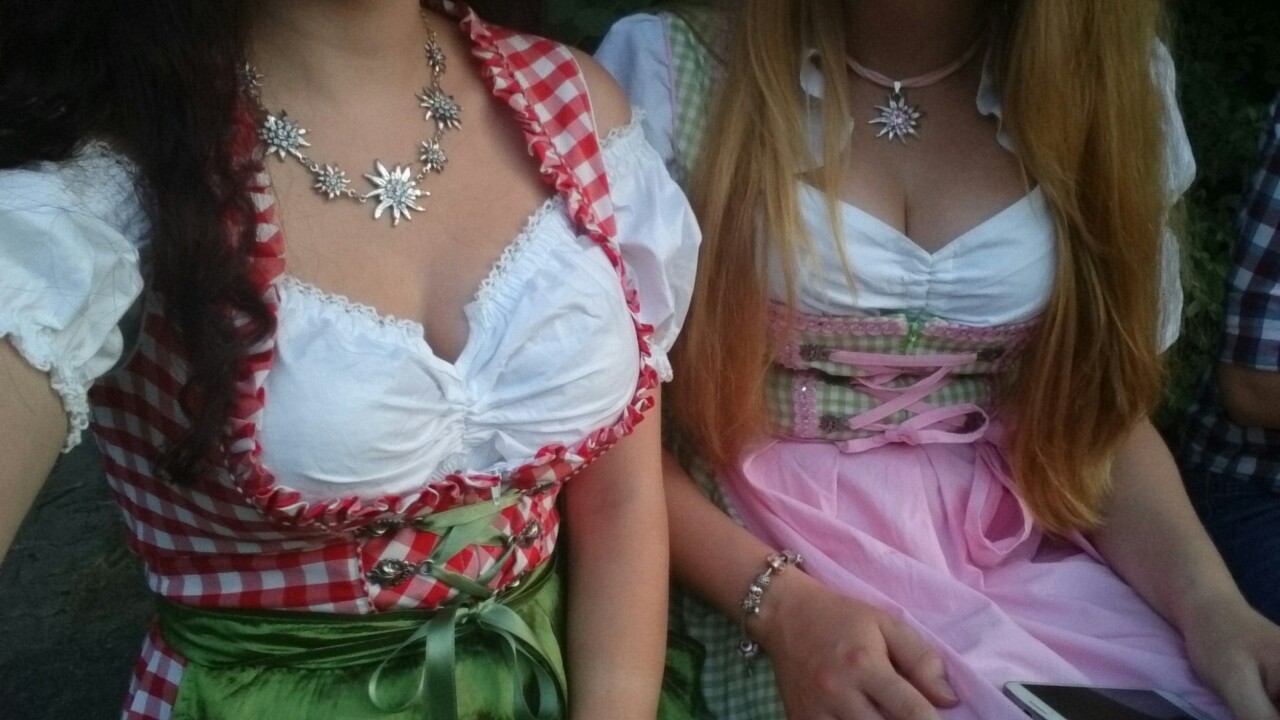 【着胸エロ画像】ドイツ美女のディアンドルの胸元から今にも零れ落ちそうな生乳ｗｗｗ 11
