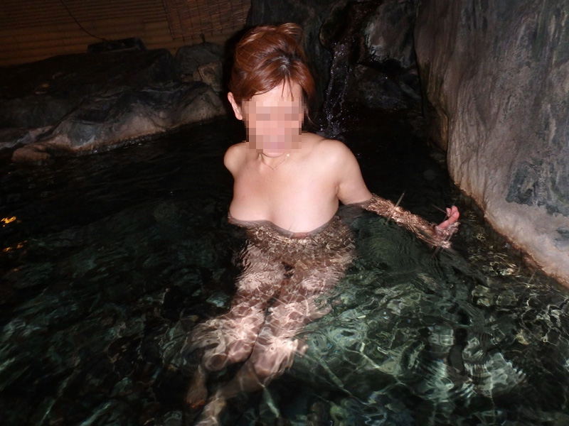 【温泉エロ画像】これもいわゆる露出ｗ露天風呂でのヌード記念撮影ｗｗｗ 05