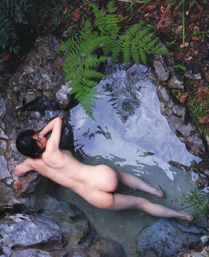 【露天風呂エロ画像】温泉でしっとり肌になった女性の野外ヌードのエロさｗｗｗ 09