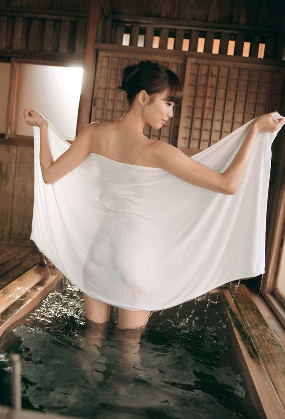 【バスタオルエロ画像】風呂上がりにタオルで体を隠している女性にいますぐ襲いかかりたい！ 29