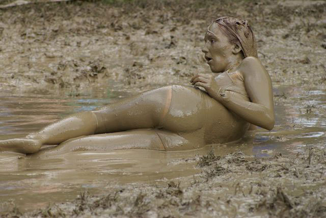 【泥エロ画像】泥祭的なアレで全身泥まみれになっているアレを見て勃起してもうたｗｗｗ 19
