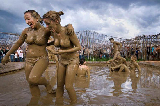 【泥エロ画像】泥祭的なアレで全身泥まみれになっているアレを見て勃起してもうたｗｗｗ 25