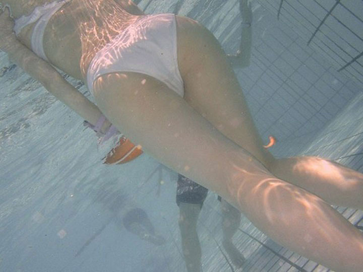 【水中エロ画像】水中で見る女性のエロい姿は幻想的でよりエロいと聞いてｗｗｗ 04