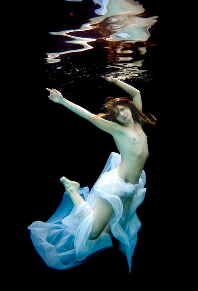 【水中エロ画像】水中で見る女性のエロい姿は幻想的でよりエロいと聞いてｗｗｗ 06