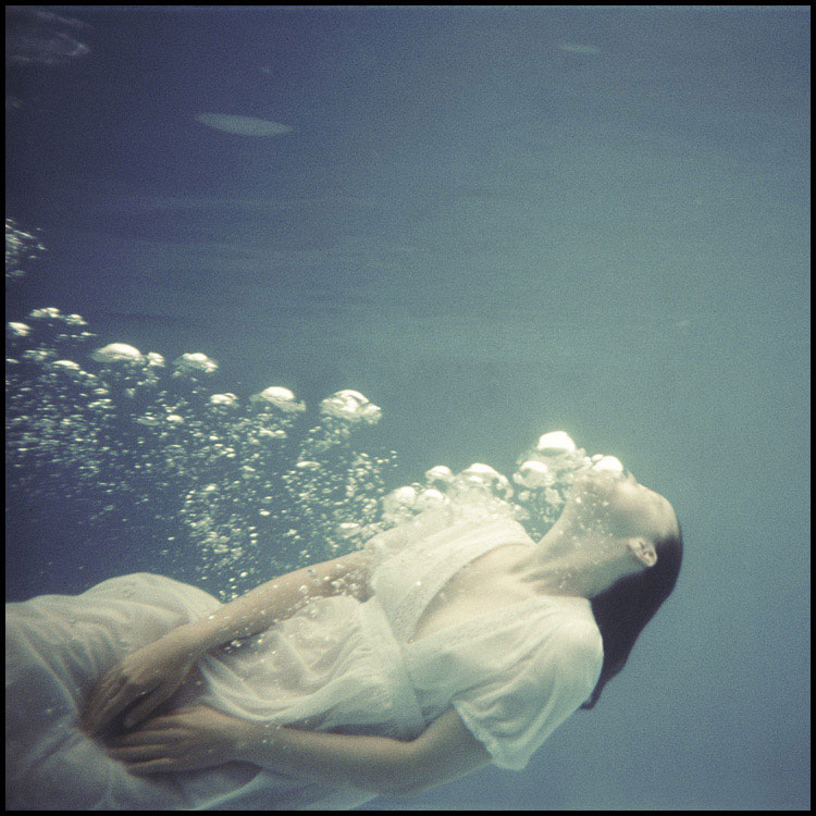 【水中エロ画像】水中で見る女性のエロい姿は幻想的でよりエロいと聞いてｗｗｗ 12